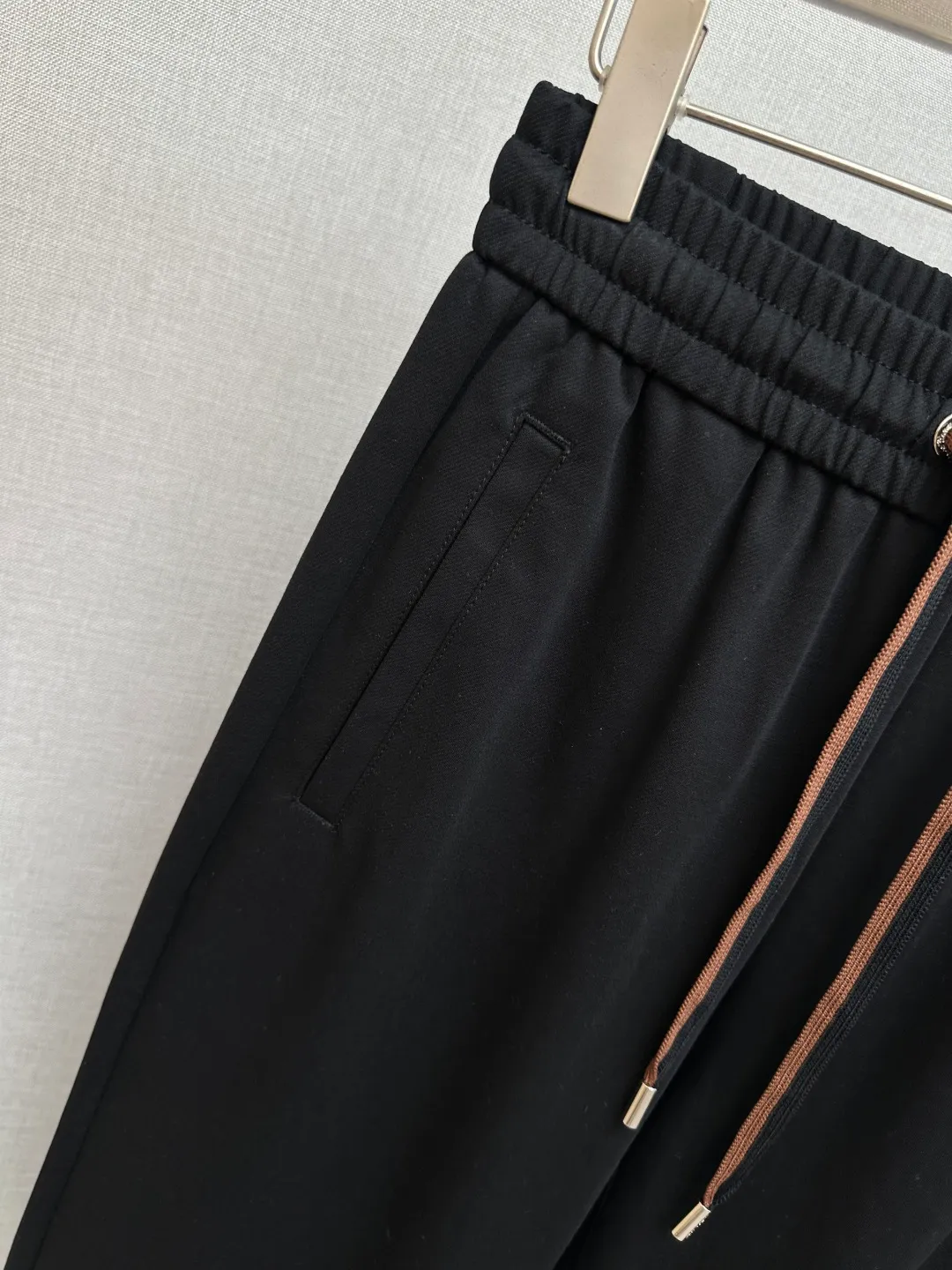 Lp* fitted version 2026 spring and summer silk linen casual pants, with Classic simplicity as the main tone, cleverly integrated with counter hardware and accessories elements, breaking the monotony of traditional casual pants and highlighting individuality and uninhibitedness. The three-dimensional tailoring fits the body shape and the design is neat and stylish, easily elongating the leg lines and creating a casual and casual style. The high-quality fabric is Wear-Resistant, breathable and comfortable, suitable for daily outings or light outdoor scenes. The detailed webbing embellishment adds a fashionable texture and can be easily controlled. It is an indispensable fashion item in the autumn and winter transition seasons. On sale in stock M—4XL